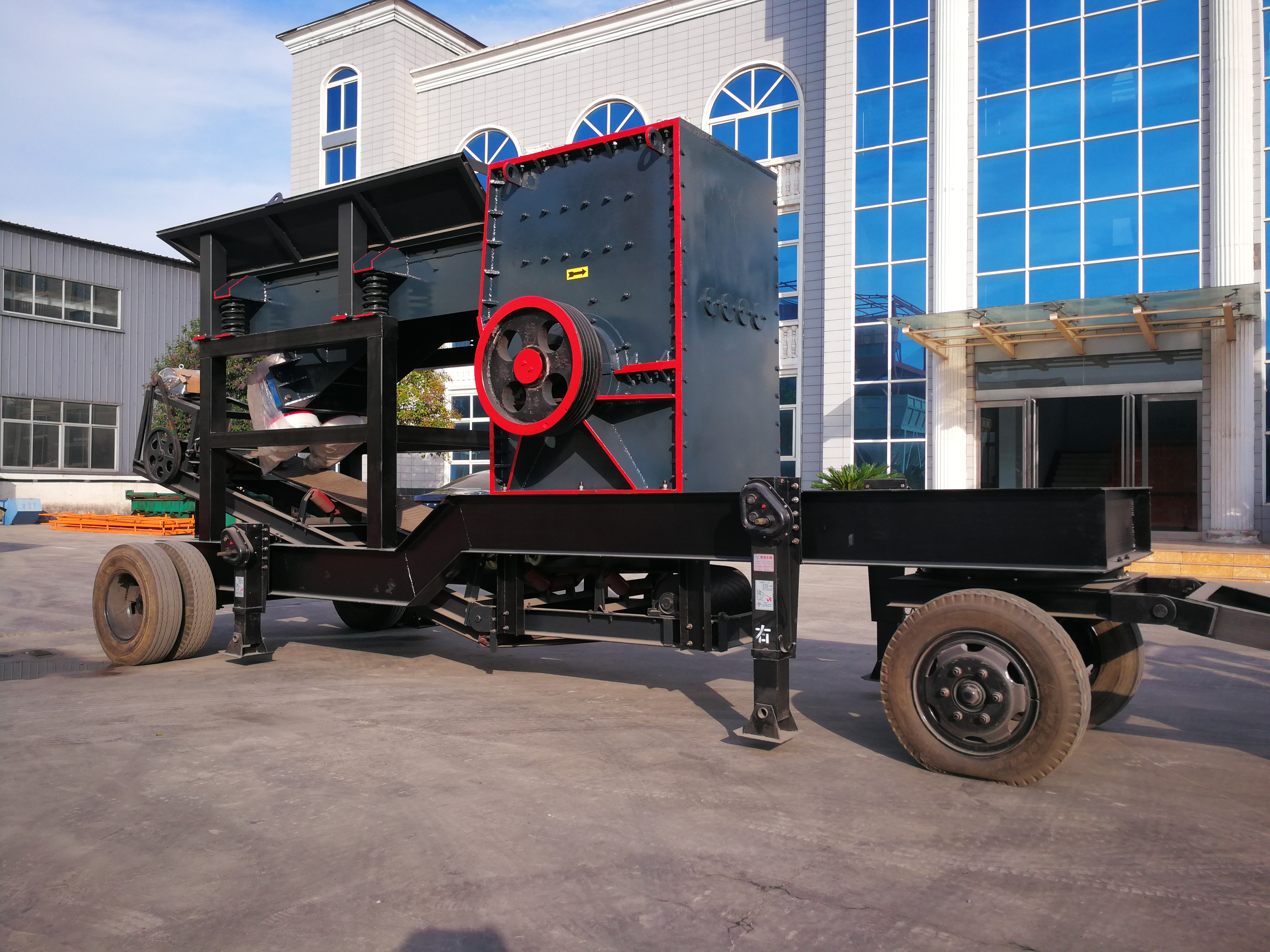 移動(dòng)箱式破碎機(jī)